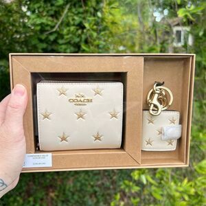 COACH Boxed Snap Wallet And Picture Frame Bag
Charm w Star Print CW950 NWT/BOX